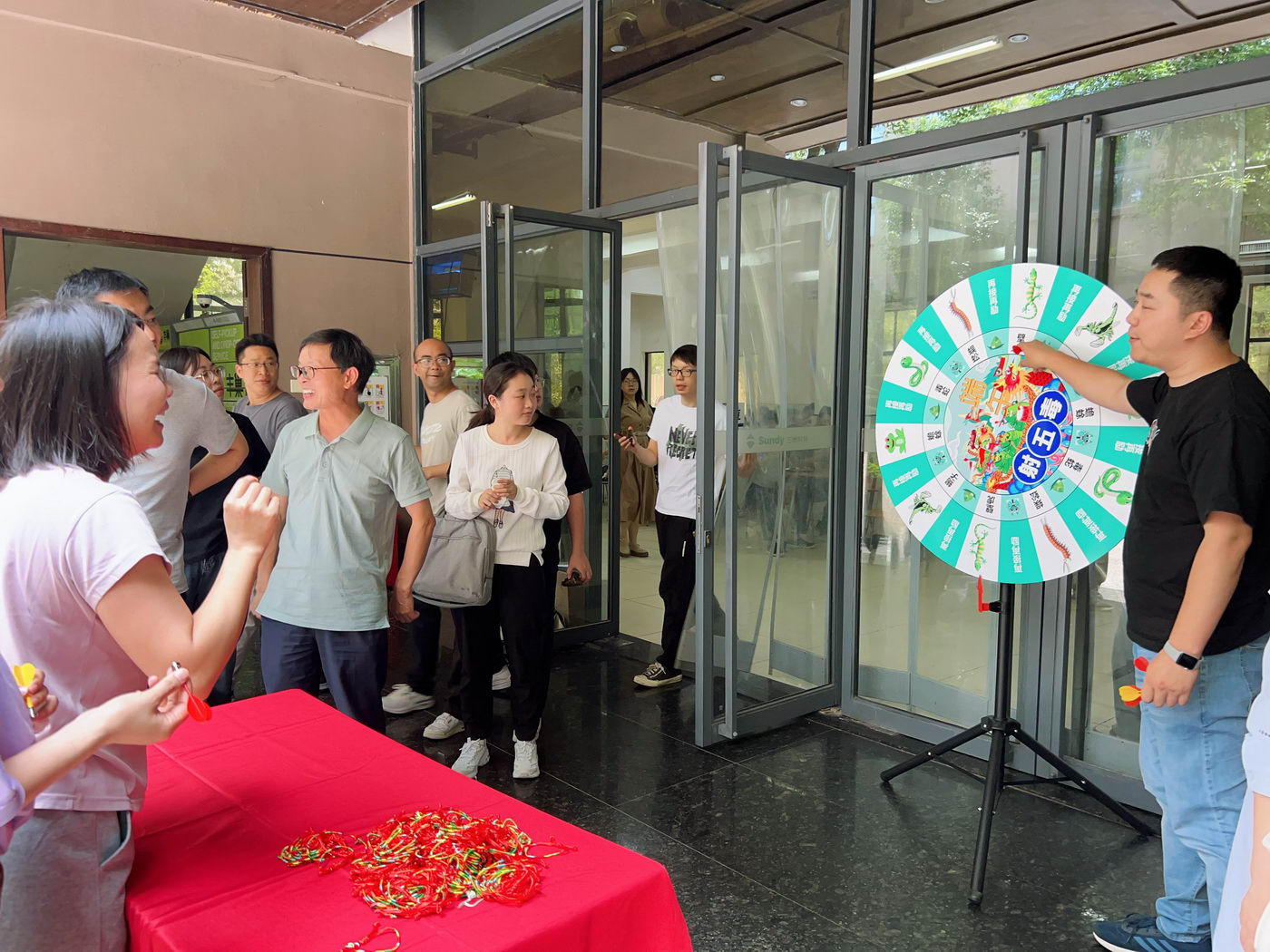 端午飞镖大挑战！！靶盘上的五毒大作战，太燃了！！